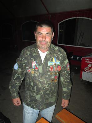 Majitel hospody Ruslan zvaný Afghán. Pro uniformu si zajel speciálně kvůli mě.