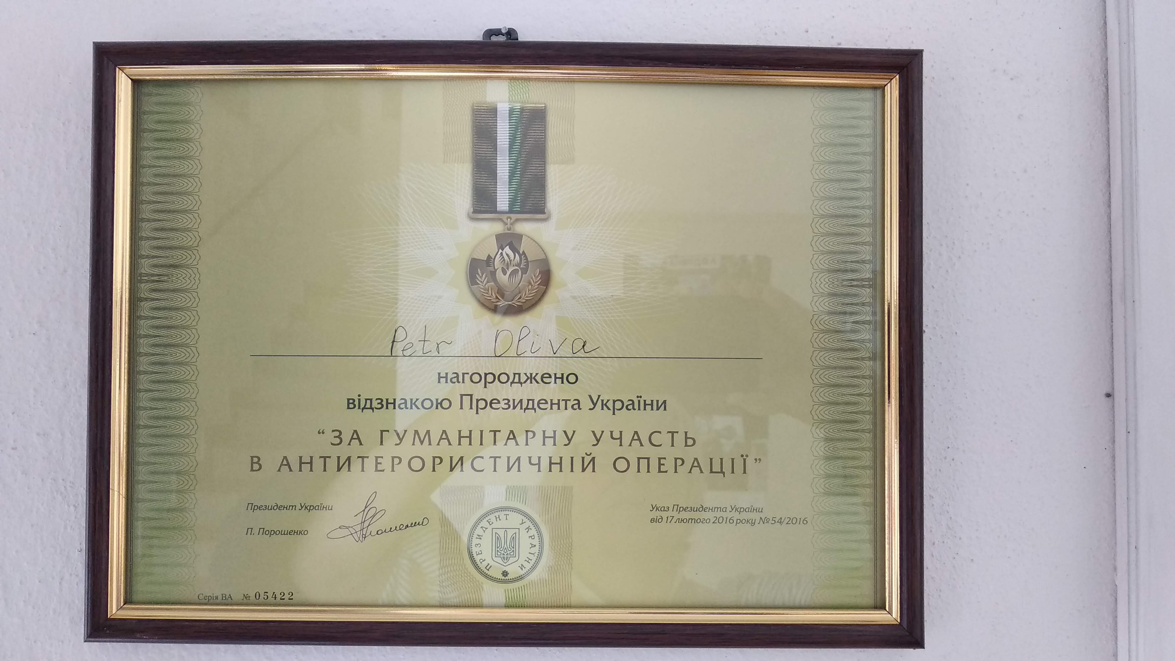 Za svoji činnost obdržel Petr Oliva vyznamenání prezidenta Ukrajiny Petra Porošenka