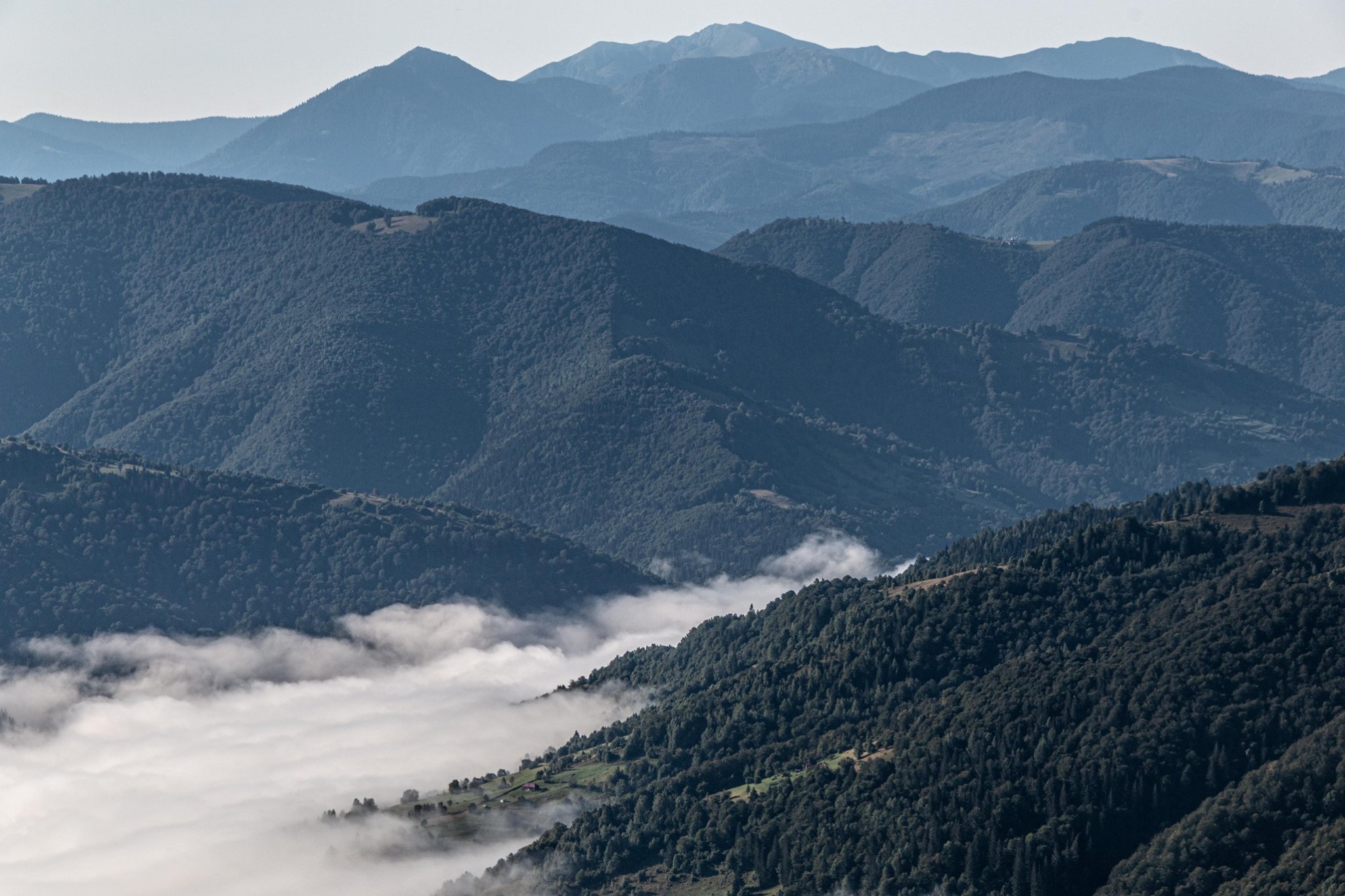 Výhled na Maramoroskyj masiv z hory Bliznica. Autor fotografii: Robert Erik.