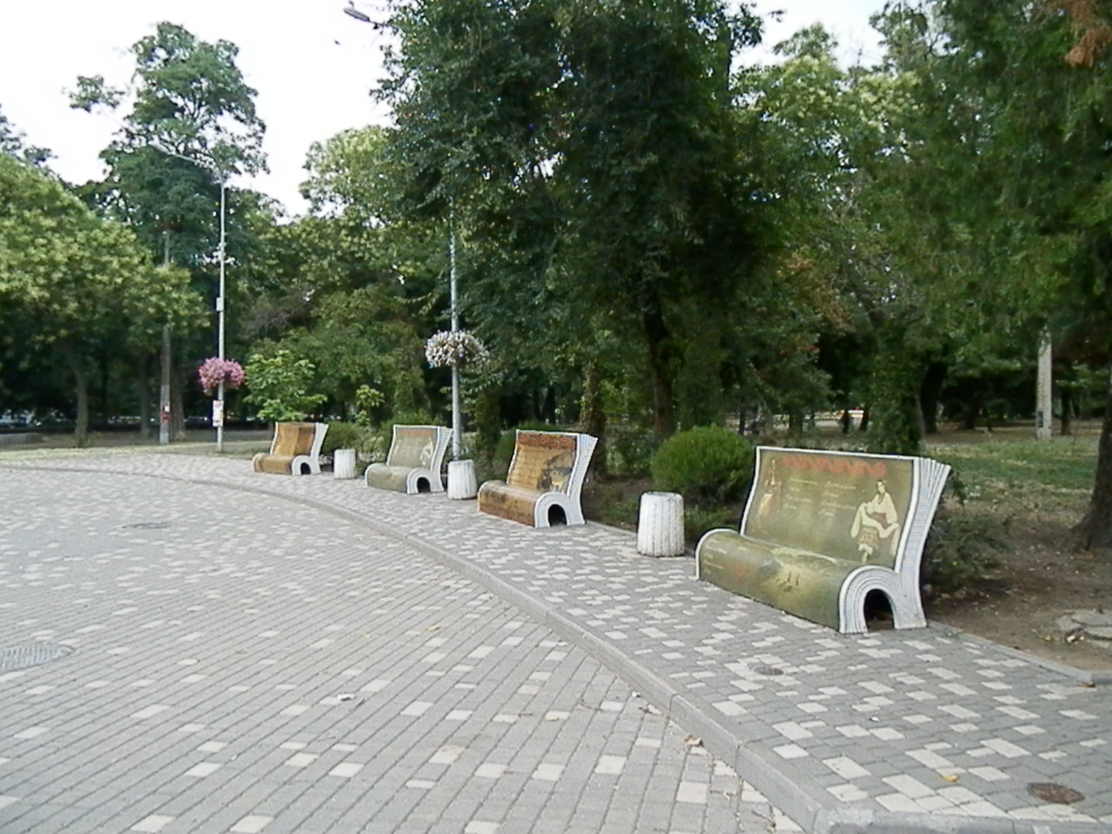 Lavičky u pomníku Ševčenka