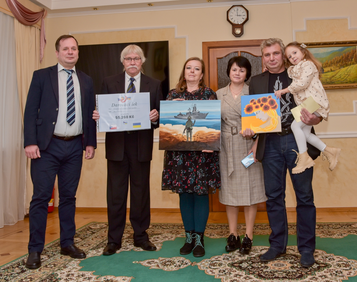 Zleva: pan Vitalij Usatyj, předseda My a Ukrajina, z. s., Dag Jeger, autorka obrazů a pan Marko s chotí a vnučkou