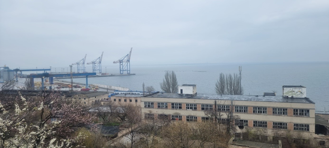 Výhľad na prístav a more