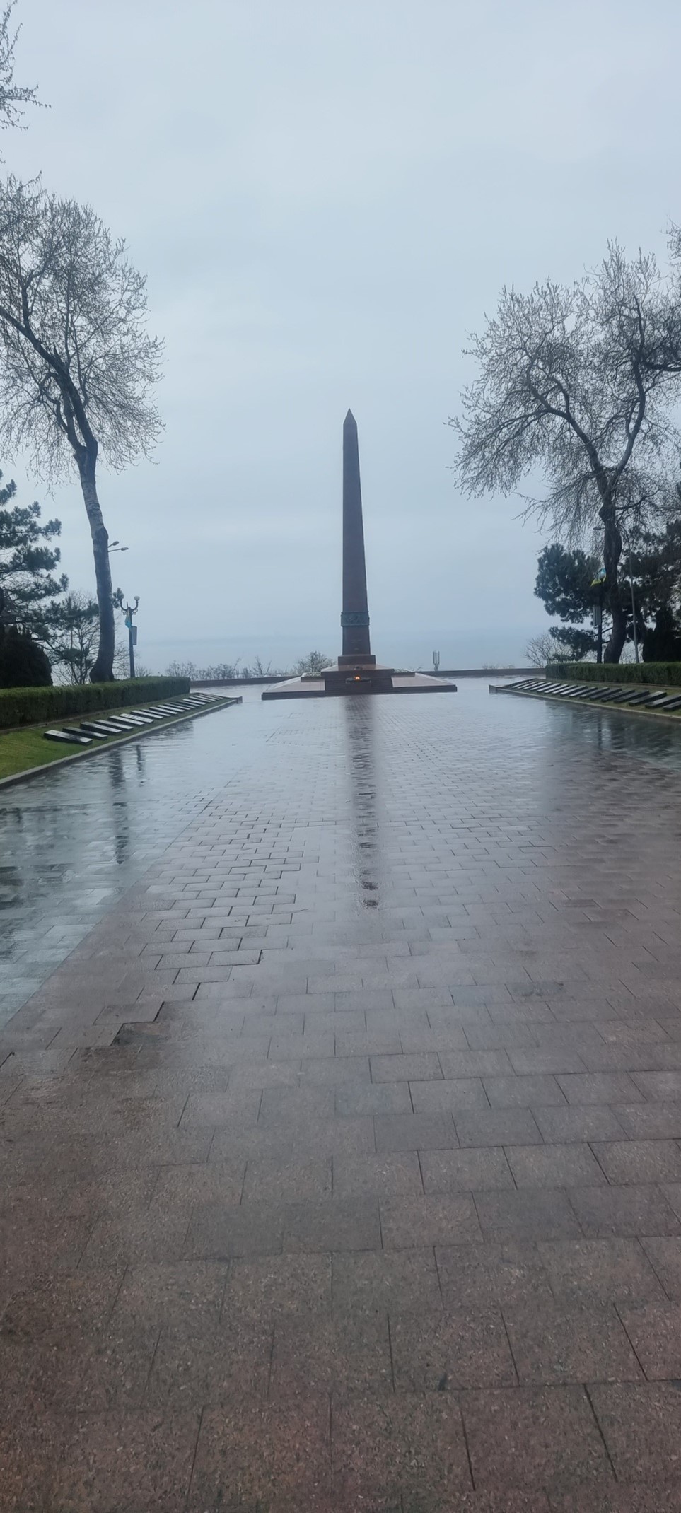 Pamätník neznámemu vojakovi, v pozadí Čierne more