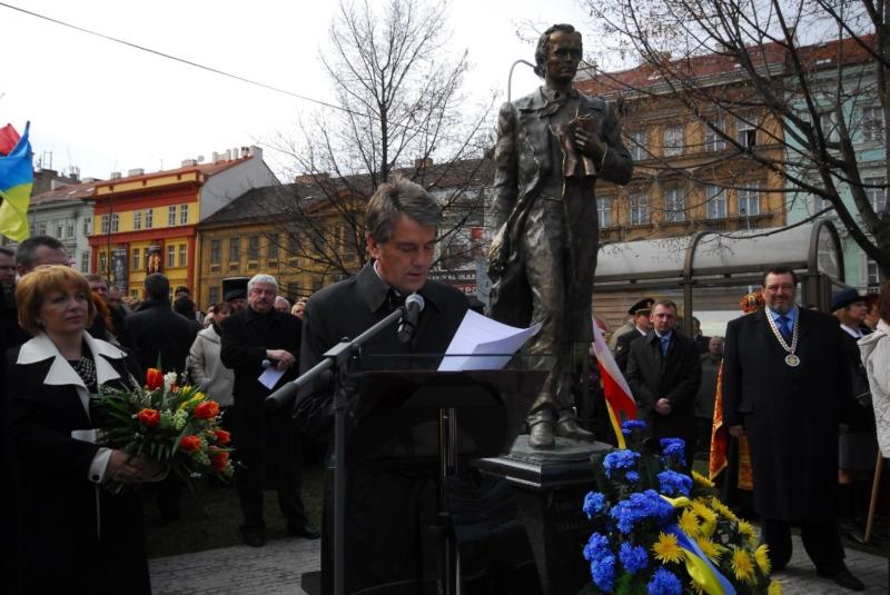 Prezident Juščenko při odhalení Ševčenkova pomníku 