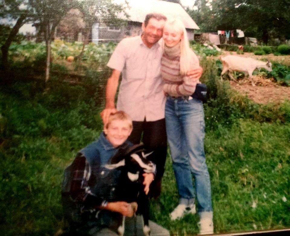 2.	Foto s dědou Vasilem, bratrancem Vasilem a kozou