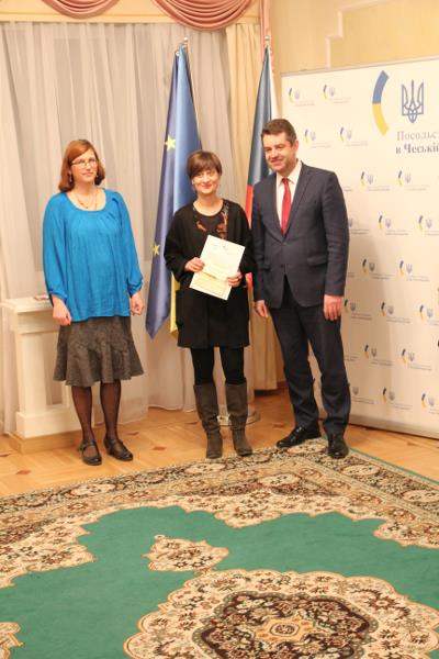 Vítězka soutěže s velvyslancem Ukrajiny J. Perebyjnisem a T. Chlaňovou.