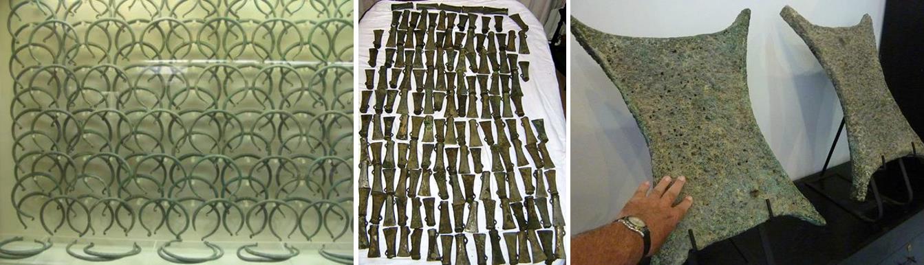 a) Bronzové hřivny z Moravy. b) Depot 368 bronzových sekyrek z Británie. c) Měděné ingoty tvaru „hovězí kůže“ z vraku z Uluburun.  