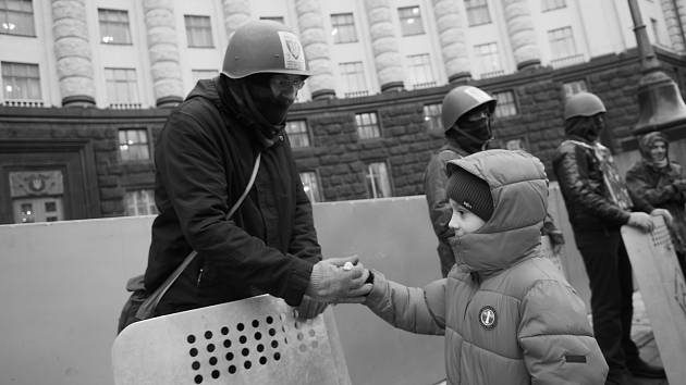 Po vítězství: kyjevský hoch s příslušníkem Sebeobrany Majdanu