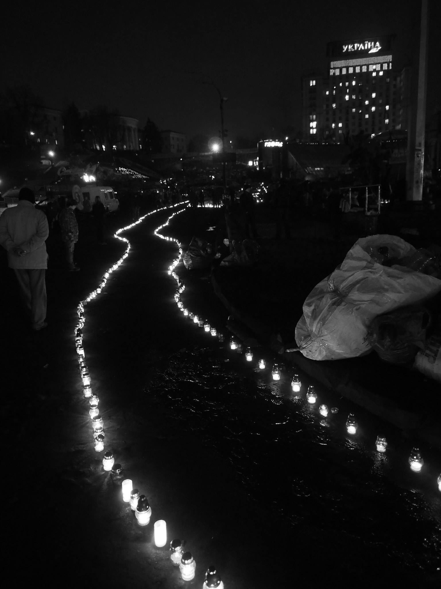 Vzpomínka na padlé: svíčky planoucí na Majdanu