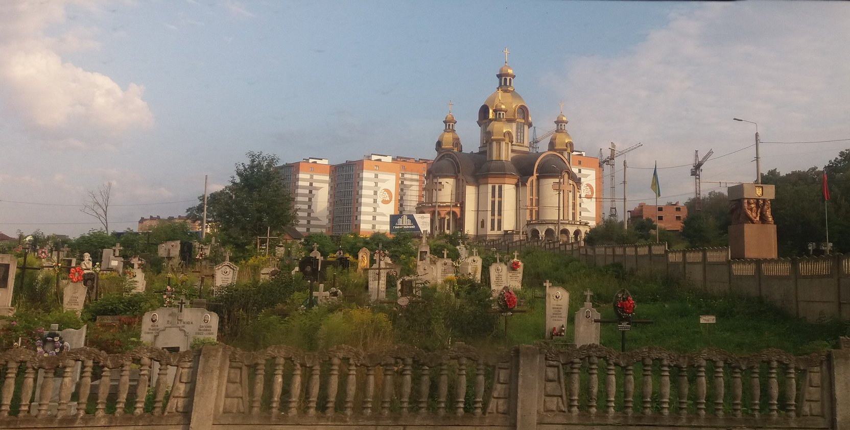V Ivano-Frankivsku u nádraží je nový kostel