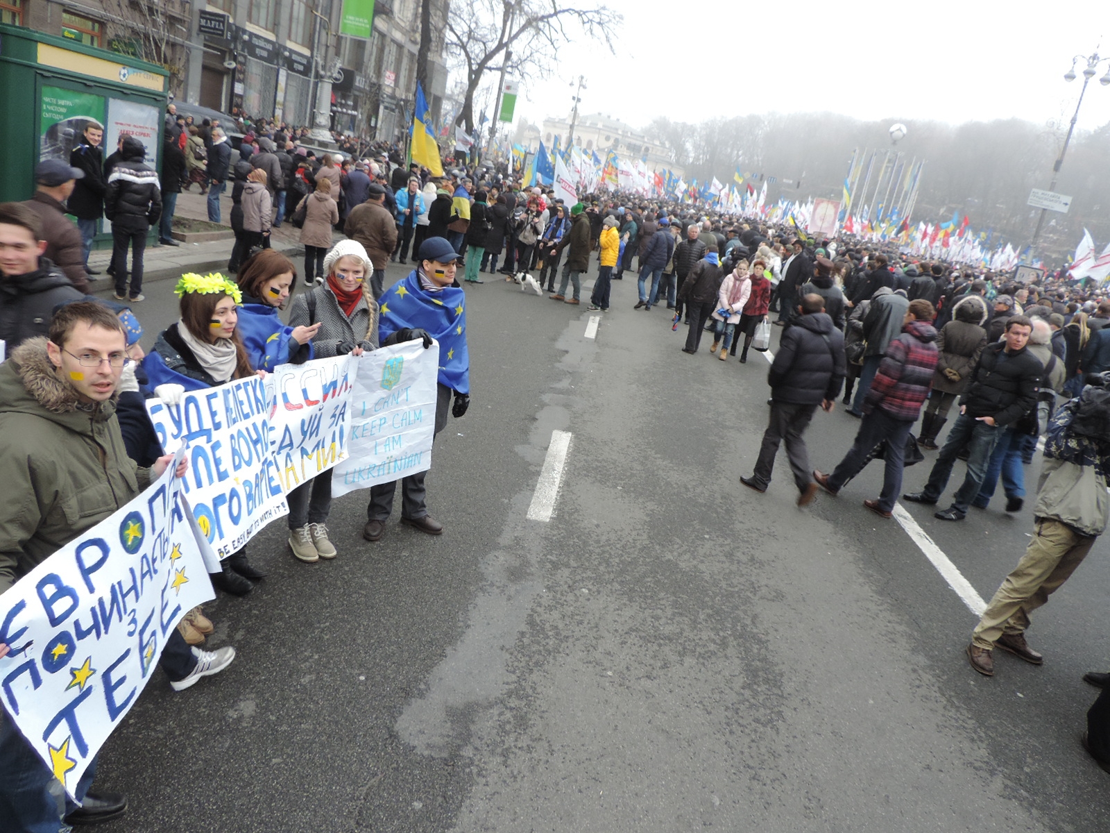 První dny Euromajdanu, listopad 2013 – před summitem ve Vilniusu. Studenti vyzývají zůstávat se na Chreščatyku. Ptal jsem se je – proč? Odpověděli: „protože do Evropy patříme, byli jsme tam na studijních pobytech, výletech, viděli jak tam věci fungují, měli bychom to mít podobně“. Tehdy ještě Majdan byl rozdělen na akci politickou (a také svobodu Julie Tymošenkové) a bez politiků, nicméně atmosféra byla velice poklidná a optimistická.