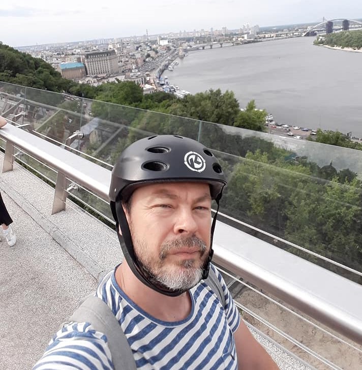 Autor během vyjížďky na kole novou lávkou přezdívanou „Most Klyčka" přes Volodymyrský úvoz, r. 2019.